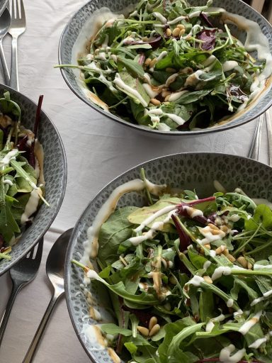 Frischer Salat und Speisen gehören zum Break by Rokko, dem Restaurant und einzigartiger Eventlocation in Düsternbrook.